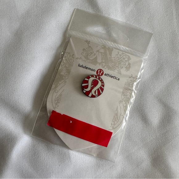 🆕🇯🇵 RARE 2010 Lululemon Japan Olympic Pin - Picture 1 of 2